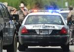 Dødbringende. Politiet i talstærkt fremmøde ved et hus i College Station, Texas, hvor en mand tidligere skød flere af deres kolleger. En betjent er død. 