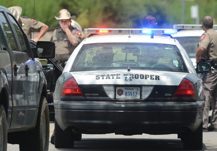 Dødbringende. Politiet i talstærkt fremmøde ved et hus i College Station, Texas, hvor en mand tidligere skød flere af deres kolleger. En betjent er død. 