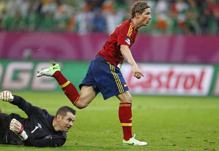 farvel. Shay Given sluttede sin karriere med tre nederlag ved EM i sommer. Her bliver han rundet af den spanske topscorer Fernando Torres. 