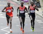 overspurtet. Ugandas Stephen Kiprotich (tv.) vandt overraskende mændenes maratonløb i søndags, selv om han havde to kenyanere i hælene. Det har fået Kenyas sportsminister til at se rødt. 