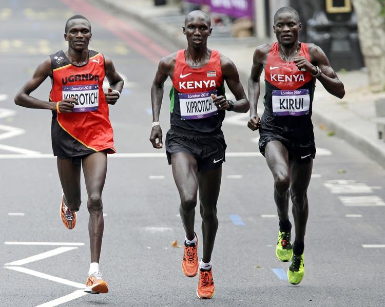 overspurtet. Ugandas Stephen Kiprotich (tv.) vandt overraskende mændenes maratonløb i søndags, selv om han havde to kenyanere i hælene. Det har fået Kenyas sportsminister til at se rødt. 