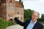 Servicering. Henrik Neelmeyer foran sin nye arbejdsplads, Egeskov Slot, hvor han bl.a. skal betjene turister. Privatfoto. 