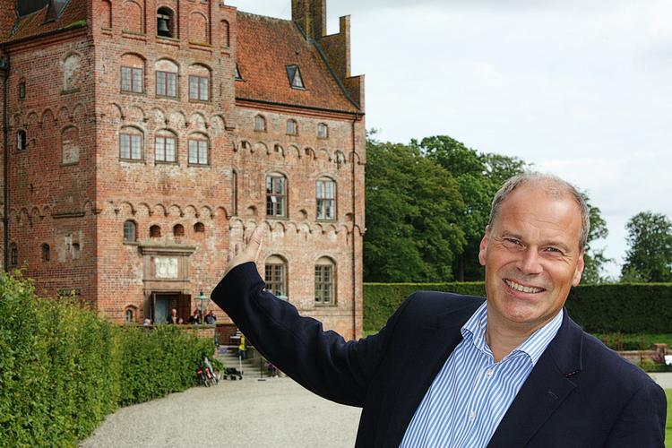 Servicering. Henrik Neelmeyer foran sin nye arbejdsplads, Egeskov Slot, hvor han bl.a. skal betjene turister. Privatfoto. 