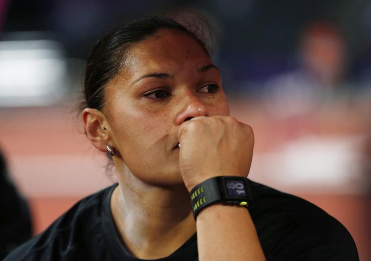 snydt. New Zealands Valerie Adams var først lykkelig for sølvmedaljen i kuglestødskonkurrencen ved OL. Men selv om hun nu jubler over guldet, føler hun sig snydt for det rampelys og den hæder som dopingsynderen fik. 