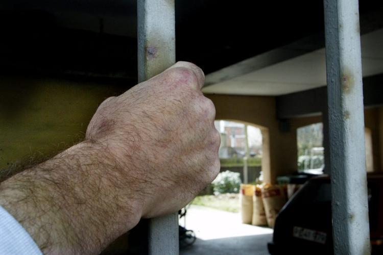 Familievold. Lars-Åke Kastling har skrevet en brugbar bog, om end teoridelen er noget diffus. 