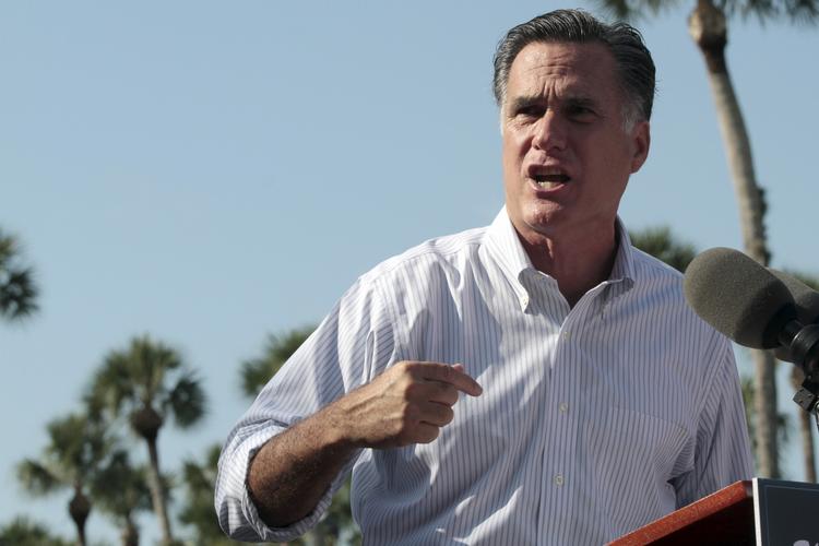 Løsningsløs. Mitt Romney har ikke et svar på, hvad der skal gøres for at forebygge de mange skyderier i USA. Her er han ved et valgarrangement i Florida mandag. Heller ikke Barack Obama har et svar. Ingen af dem vil stramme våbenlovene. 