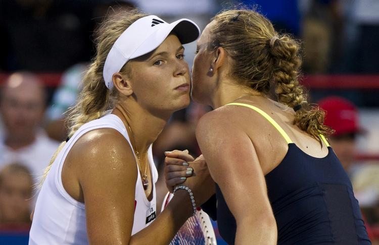 rangliste. Petra Kvitova (th) siger tak for kampen til Caroline Wozniacki ved Rogers Cup, hvor danskeren røg ud i semifinalen. 