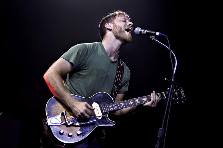 Rock'n'roll! I The Black Keys kører Dan Auerbach rocken ind sammen med trommeslager Patrick Carney, så kasketten fyldes godt og vel ud. 