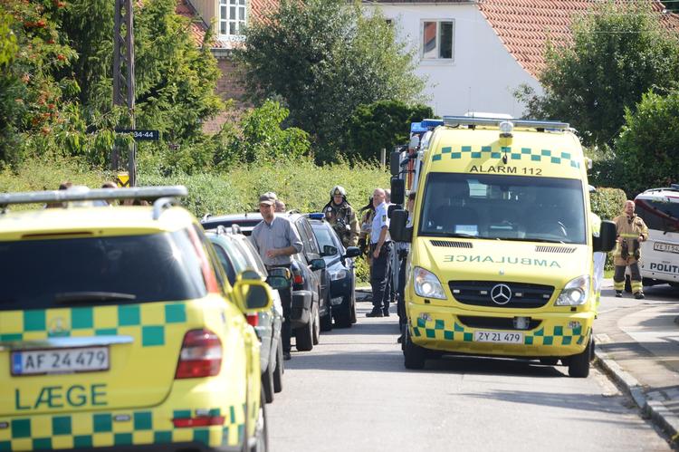 TRUSSEL. Politiet blev her til formiddag kaldt ud til et parcelhuskvarter i Valby efter en bombelignende genstand blev fundet i en garage. 