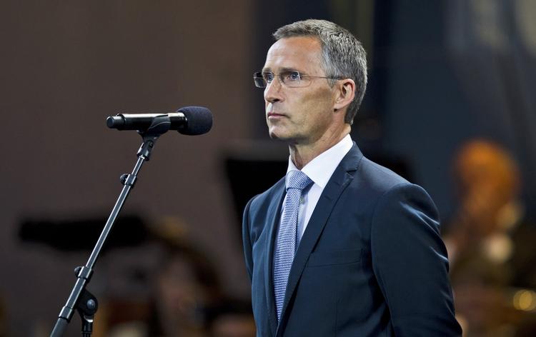 Presset. Rapporten om angebet i Norge kritiserer de ansvarlige politikere. Jens Stoltenberg bør tage konsekvensen af kritikken, skriver Verdens Gang. 
