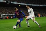 hæder. FC Barcelonas Lionel Messi (tv) forsøger at drible sig forbi Real Madrids Cristiano Ronaldo. 