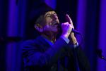 Hallelujah. To minutter i midnat lukkede Leonard  Cohen ned for premieren på sin turné, hvor en insisterende fokus på backingbandet ikke kunne stjæle rampelyset  fra den 77-årige sanger. 