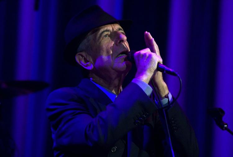 Hallelujah. To minutter i midnat lukkede Leonard  Cohen ned for premieren på sin turné, hvor en insisterende fokus på backingbandet ikke kunne stjæle rampelyset  fra den 77-årige sanger. 