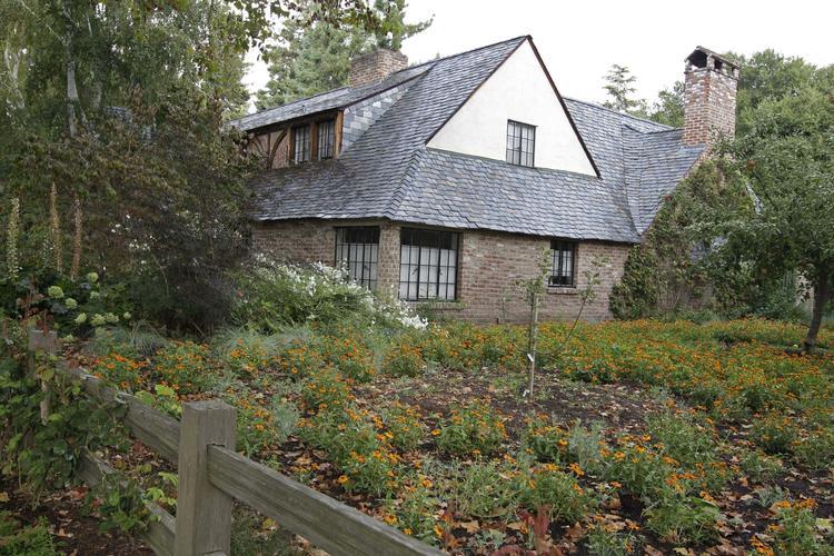 INDBRUD. Steve Jobs købte den engelsk-inspirerede villa i Silicon Valley for 12 millioner kroner tilbage i 1989. 