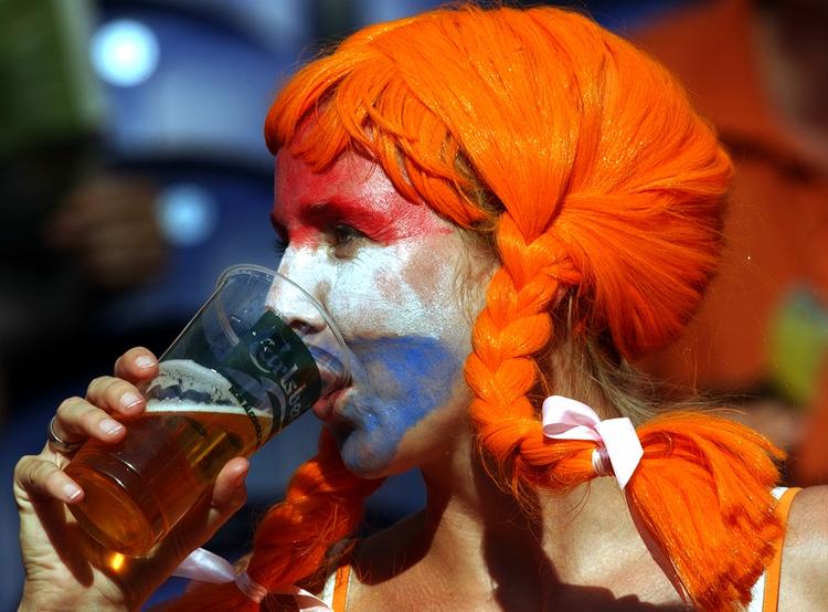 sponsor. Det kan godt være, at Holland tabte alle derestre kampe ved EM i fodbold, men i Valby er Carlsbergs ledelse glade for, at denne fan valgte at drukne ærgelsen i en af bryggeriets øl. 