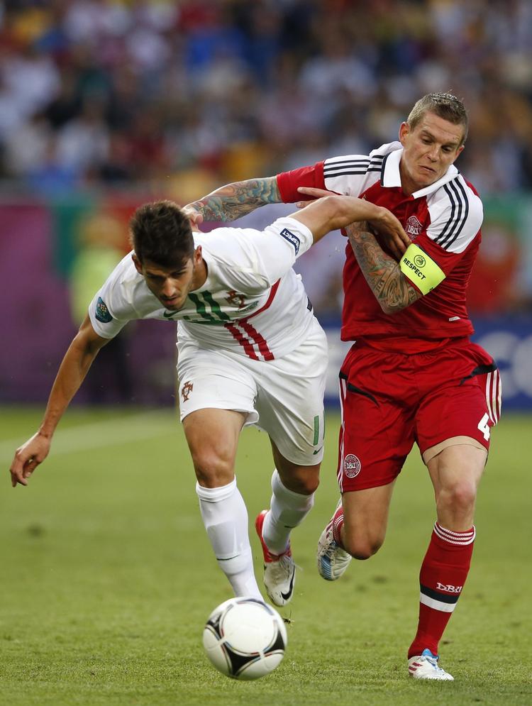 vedholdende. Daniel Agger (th) har godt fat i Portugals Nelson Oliveira i kampen ved EM i Ukraine. 