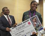 belønning. Sydafrikas sportsminister Fikile Mbalula (tv) overgiver en check på omkring 148.000 danske kroner til  Caster Semenya for hendes indsats ved OL. 