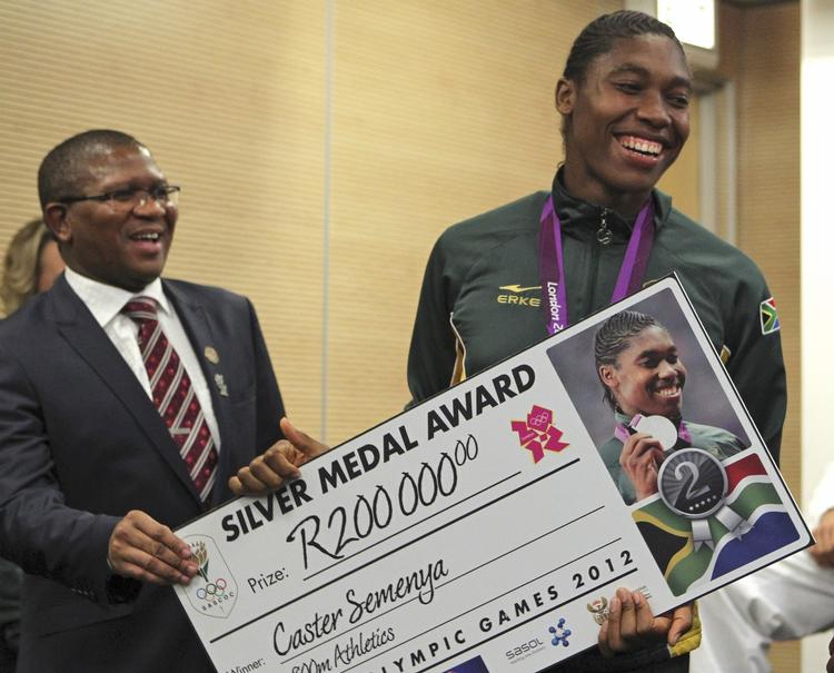 belønning. Sydafrikas sportsminister Fikile Mbalula (tv) overgiver en check på omkring 148.000 danske kroner til  Caster Semenya for hendes indsats ved OL. 