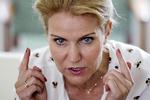 Socialdemokrat. Statsminister Helle Thorning-Schmidt er klemt af sit eget bagland og SF, som vil sikre dem, der falder ud af dagpengesystemet til nytår. 