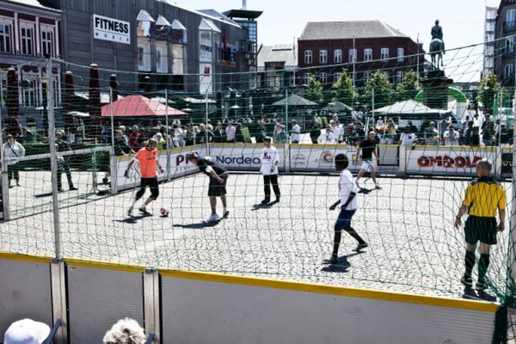 udsatte. Hjemløse får igen mulighed for at deltage i DM i gadefodbold. Foto: Ombold 