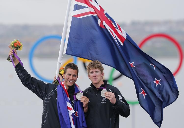 samarbejde. New Zealands Peter Burling og Blair Tuke fejrer deres OL-sølvmedalje i 49'er båden, hvor Danmark også er med helt fremme internationalt. 