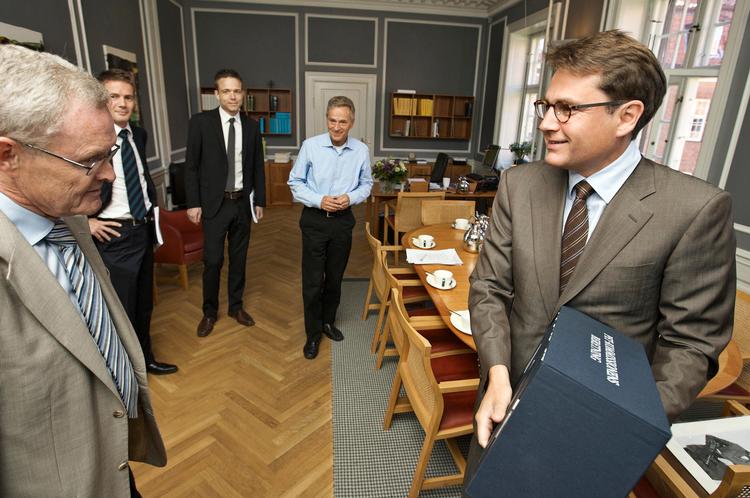Overset.  PET-kommissionen, hvis formand overdrog beretningen til daværende  justitsminister Brian Mikkelsen (K), brugte  10 år og godt  70 millioner kroner på at kulegrave sikkerhedstjenesten under den kolde krig.  En mystisk affære om en tidligere PET-ansat blev dog aldrig undersøgt. 