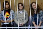 fængselskrav. Nadezhda Tolokonnikova, Maria Alekhina og Yekaterina Samutsevich fotograferet i retten i sidste måned. Trioen risikerer tre års fængsel. 