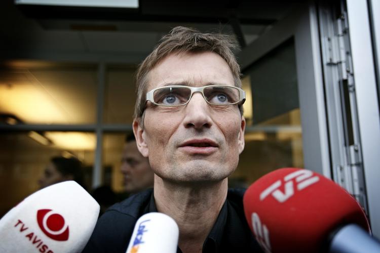 Holck. »Det er muligt, at jeg tager fejl, men ud fra de data, jeg har været i stand til at indsamle, må jeg desværre polemisk sige til Holck via hans bog med titlen 'De kalder mig terrorist', at jeg gør det samme«, skriver lektor. 