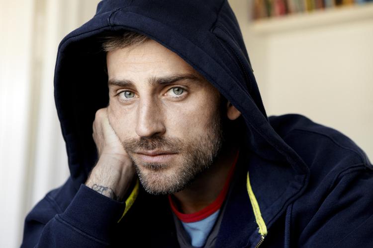 Klovn. 'Olivers kamp' er  en skabelonfortælling, der hænger  hovedpersonen offentligt til tørre, og slet ikke udnytter doku-genren. 