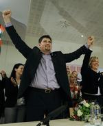 Surprise. Dette billede af Csanad Szegedi er fra 2009, hvor folk fra det højrenationalistiske parti Jobbik jubler over at være blevet valgt ind i Europa-Parlamentet. Szegedi fik en af de tre pladser i Bruxelles, og den har han ikke tænkt sig at opgive, selv om han nu har fundet ud af, han selv er jøde - et folkefærd man ikke er så bgejstret for i Jobbik. 