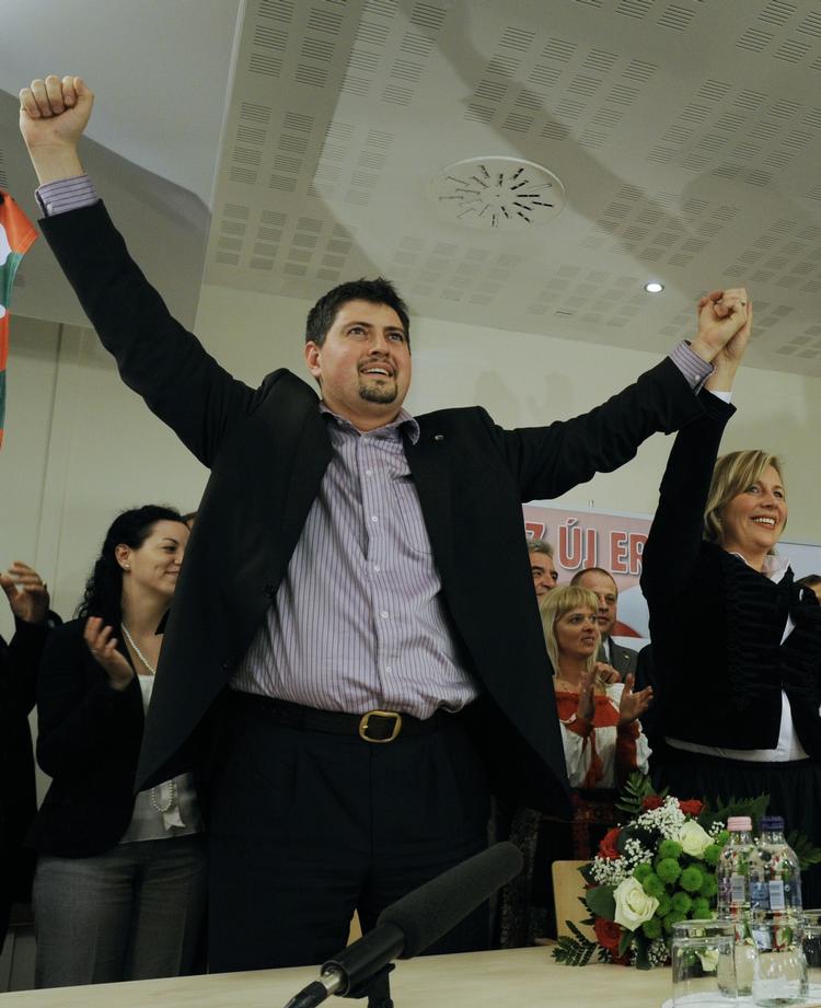 Surprise. Dette billede af Csanad Szegedi er fra 2009, hvor folk fra det højrenationalistiske parti Jobbik jubler over at være blevet valgt ind i Europa-Parlamentet. Szegedi fik en af de tre pladser i Bruxelles, og den har han ikke tænkt sig at opgive, selv om han nu har fundet ud af, han selv er jøde - et folkefærd man ikke er så bgejstret for i Jobbik. 