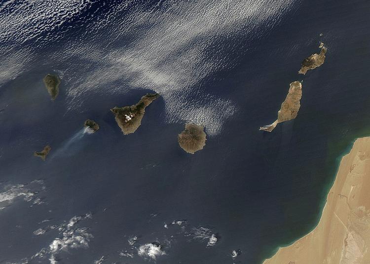 brand. Nasa har fotograferet skovbrandene på De Kanariske Øer fraoven. Billedet, der er fra i søndags, viser tydeligt røgen fra branden på øen La Gomera, der er tredje ø fra venstre. 