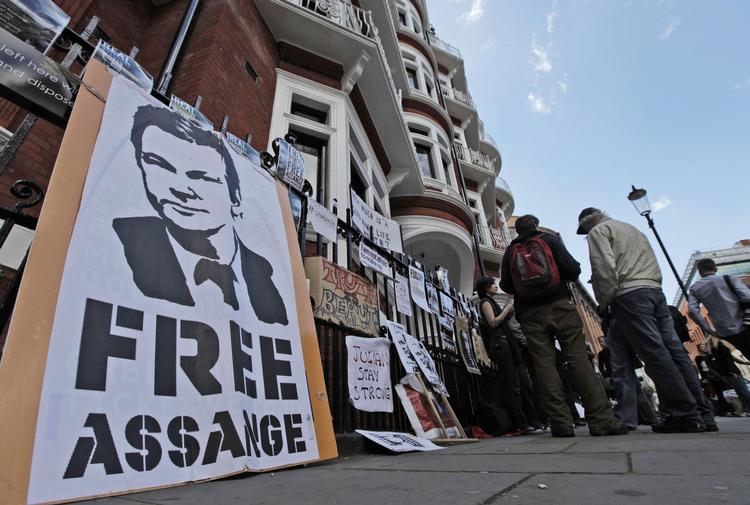 OPBAKNING. Julian Assanges tilhængere støtter den voldtægtssigtede internetaktivist foran Ecuadors ambassade i London. 