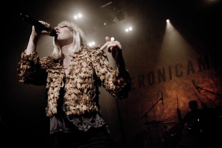 SANGER. Veronica Maggio og hendes band spillede søndag på Skanderborg Festival. Natten til mandag kørte de hjem til Sverige. 