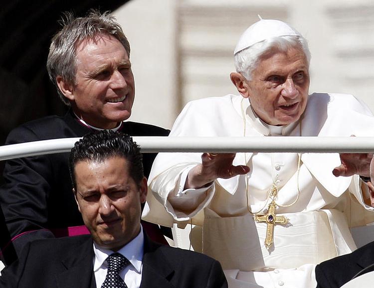 Gejstlige. Butler Paolo Gabriele (nederst til venstre), mens han endnu  arbejdede for pave Benedikt og var på god fod med hans privatsekretær Georg Gänswein (øverst). 
