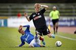 Landsholdsdebutant. FC Midtjylland Jesper Juelsgård i duel med Lyngbys Anders Christiansen. 
