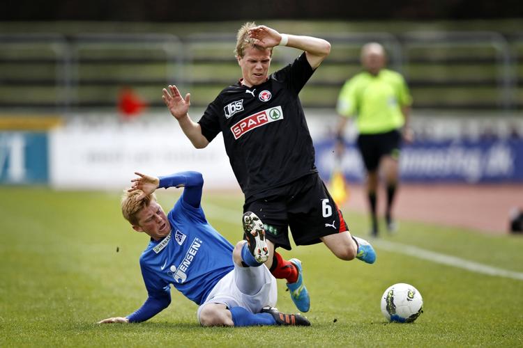 Landsholdsdebutant. FC Midtjylland Jesper Juelsgård i duel med Lyngbys Anders Christiansen. 