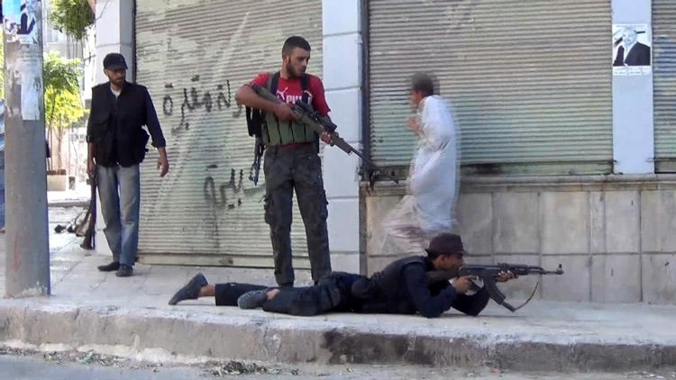 OVERGREB. Begge sider i den syriske konflikt er skyldige i krigsforbrydelser, fastslår FN-råd. Her ses medlemmer af oprørshæren i Aleppo. 