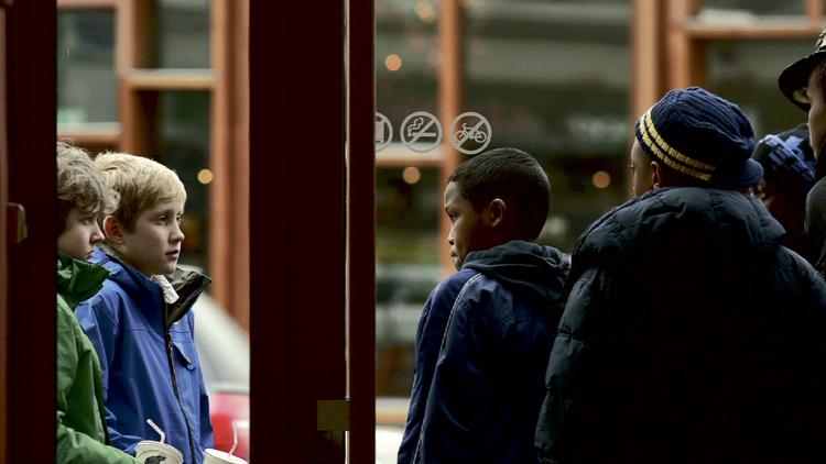 SORT OG HVIDT.  Racisme kan gå begge veje, hvilket en af handlingstrådene i 'Play' demonstrerer. 