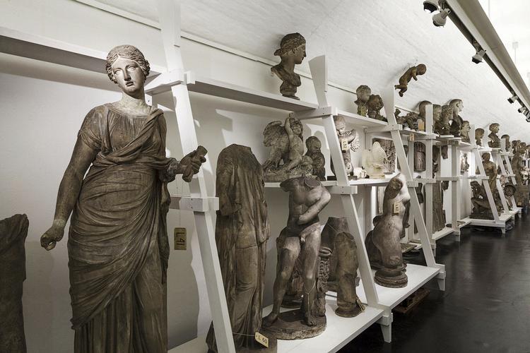 Rad. Afstøbningerne på Thorvaldsens Museum. Gruppen Amor og Psyches inderlige ro lige var Thorvaldsens stil. 