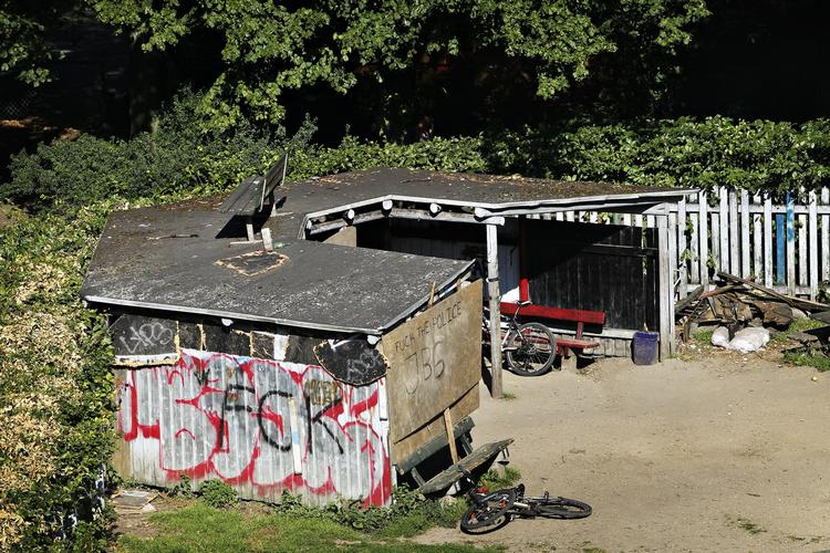 HASHHANDEL. Alkoholiker-fristedet Sumpen i Nørrebroparken er blevet overtaget af pushere fra Københavns narkomiljø. 