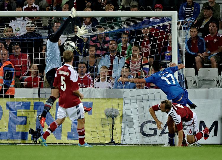 Nederlag. Slovakiets Marek Hamsik scorer. 