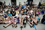 Samling. I går havde størstedelen af eleverne i København første skoledag. Her holder Skolen på Islands Brygge samling i ’hallen’.. Når skoleåret 2013-2014 begynder, stiger elevernes timetal. Foto: Joachim Adrian. 