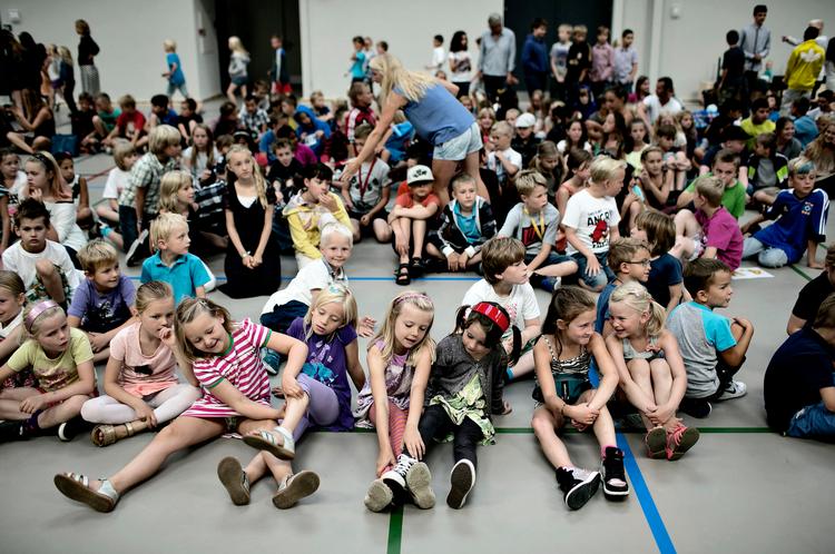 Samling. I går havde størstedelen af eleverne i København første skoledag. Her holder Skolen på Islands Brygge samling i ’hallen’.. Når skoleåret 2013-2014 begynder, stiger elevernes timetal. Foto: Joachim Adrian. 