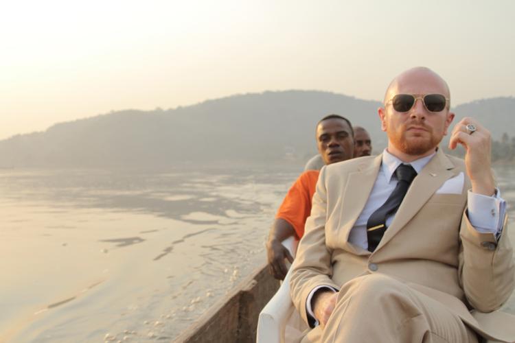 Undercover. Mads Brügger udgiver sig i 'Ambassadøren' for at være Mads Cortzen, en forretningsmand der under dække af at ville åbne en tændstikfabrik i Den Centralafrikanske Republik, vil smugle bloddiamanter ud af landet ved hjælp af et liberiansk diplomatpas. 