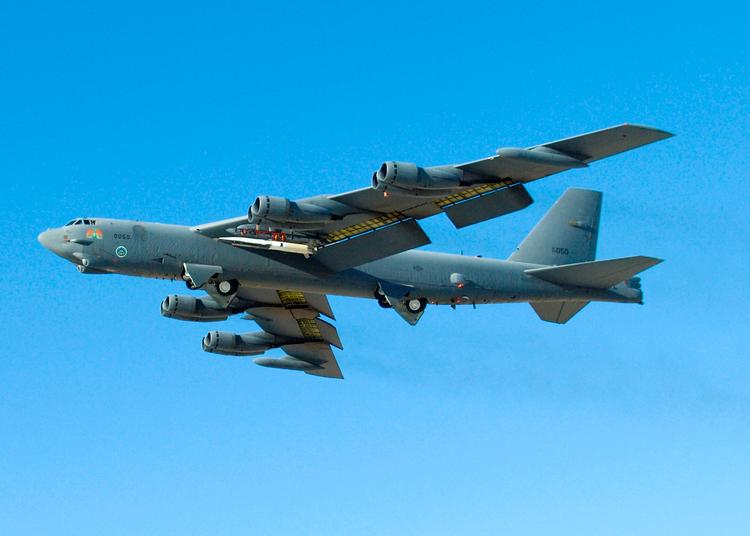 FART. Waverider (den hvide 'raket', der sidder under flyets ene vinge) blev sendt af sted fra et B-52 bombefly. 