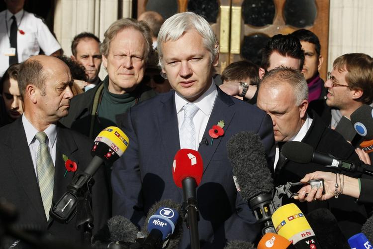 assange. Julian Assange, der her ses foran Højesteret i London, har de seneste otte uger opholdt sig på Ecuadors ambassade i London. I dag giver Ecuador besked om, hvorvidt man vil tildele ham asyl. 