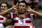 historisk. Michael Orozco fra USA er pænt tilfreds med sig selv efter at have scoret kampens eneste mål i den historiske sejr over Mexico. 