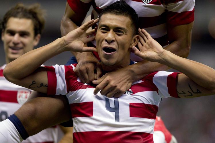 historisk. Michael Orozco fra USA er pænt tilfreds med sig selv efter at have scoret kampens eneste mål i den historiske sejr over Mexico. 