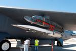 Waverider monteret under vingen på et B-52 bombefly. 